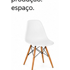 Cadeira Eames branca com pés de madeira do acervo do estúdio