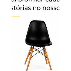 Cadeira Eames preta com pés de madeira do acervo do estúdio